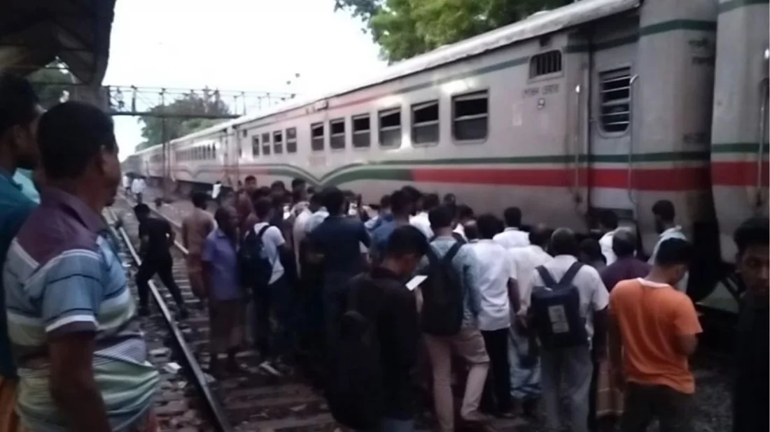 নাটোরে বাংলাবান্ধা এক্সপ্রেসে আগুন